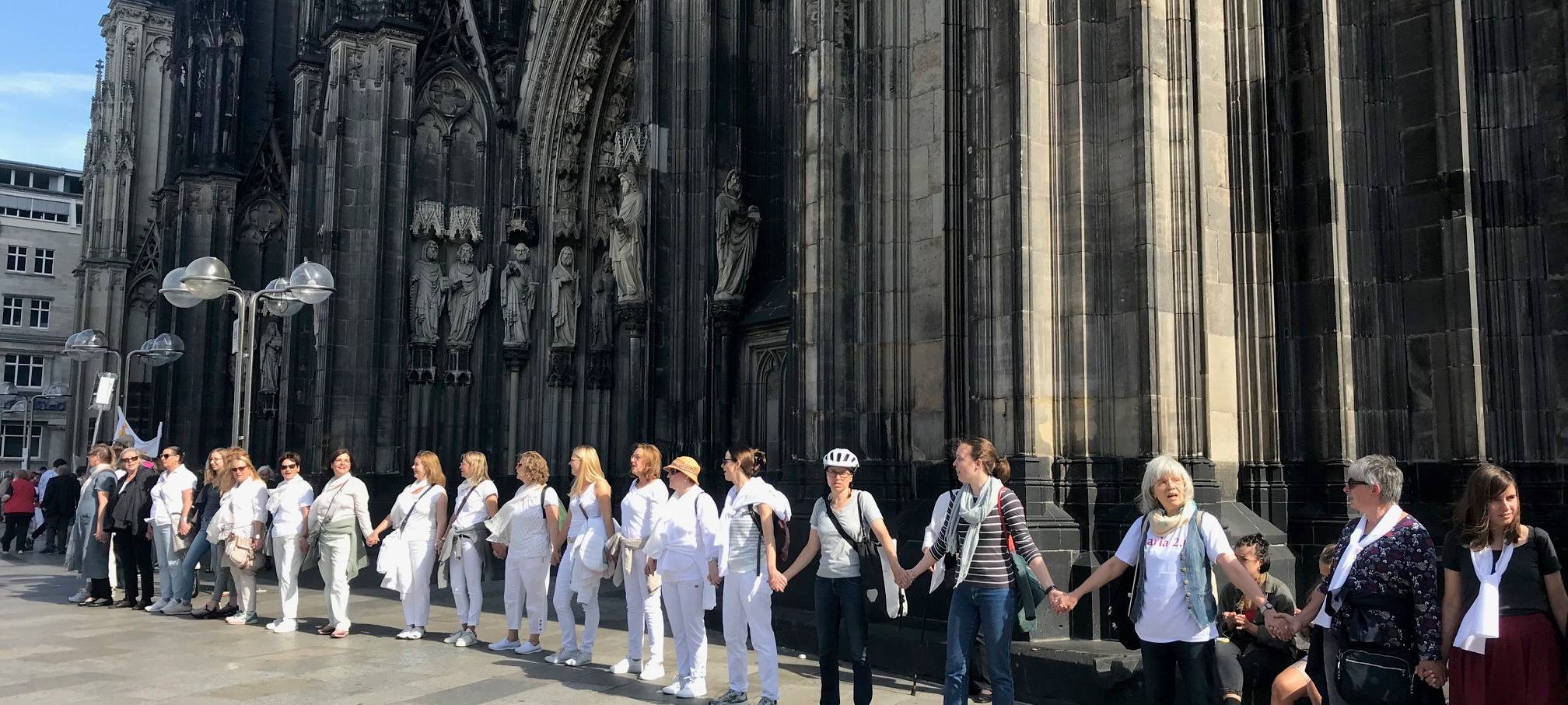 Maria 2.0-Demonstration vor Kölner Dom
