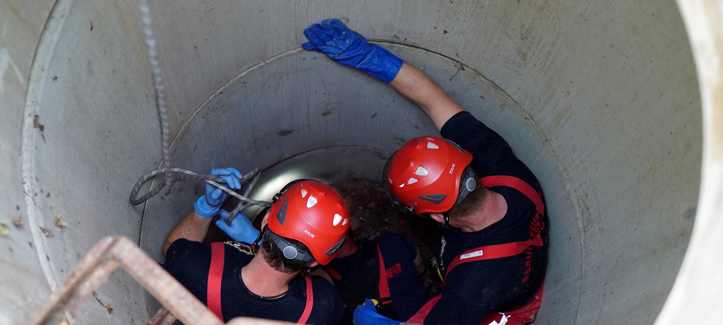 Skurriler Einsatz: Feuerwehr befreit Mann aus Abwasserkanal
