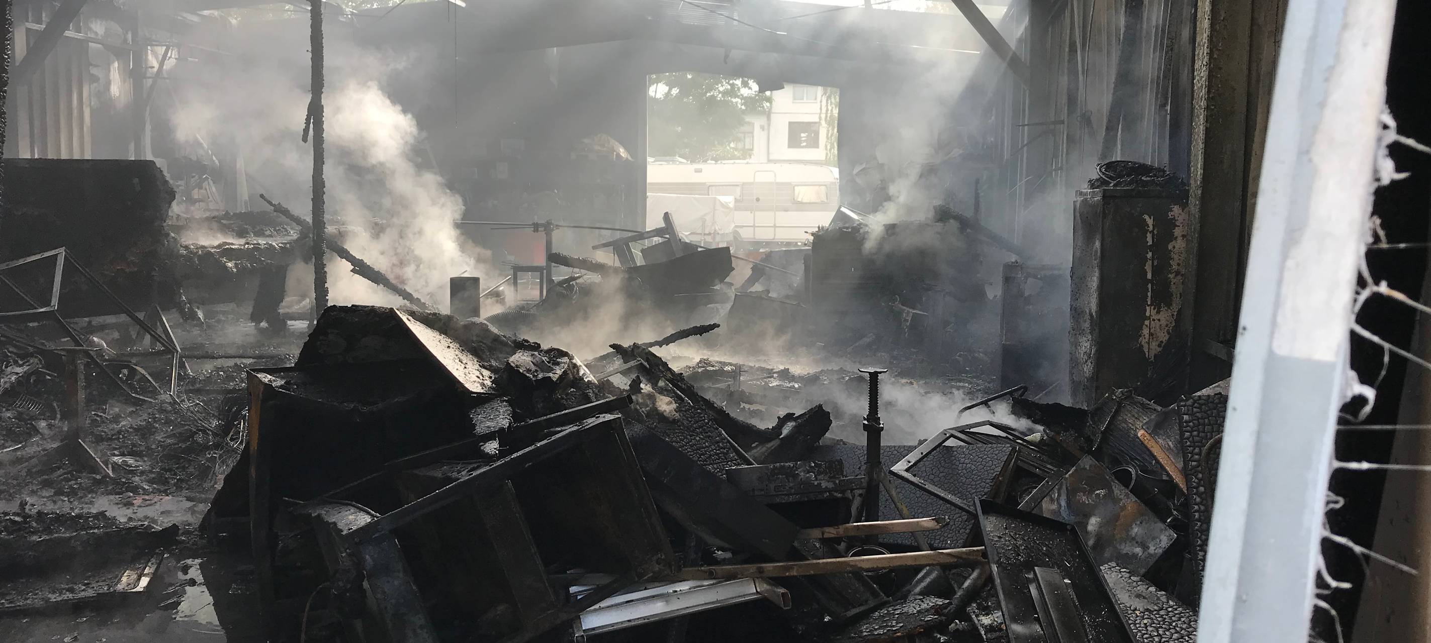 Lagerhallenkomplex abgebrannt