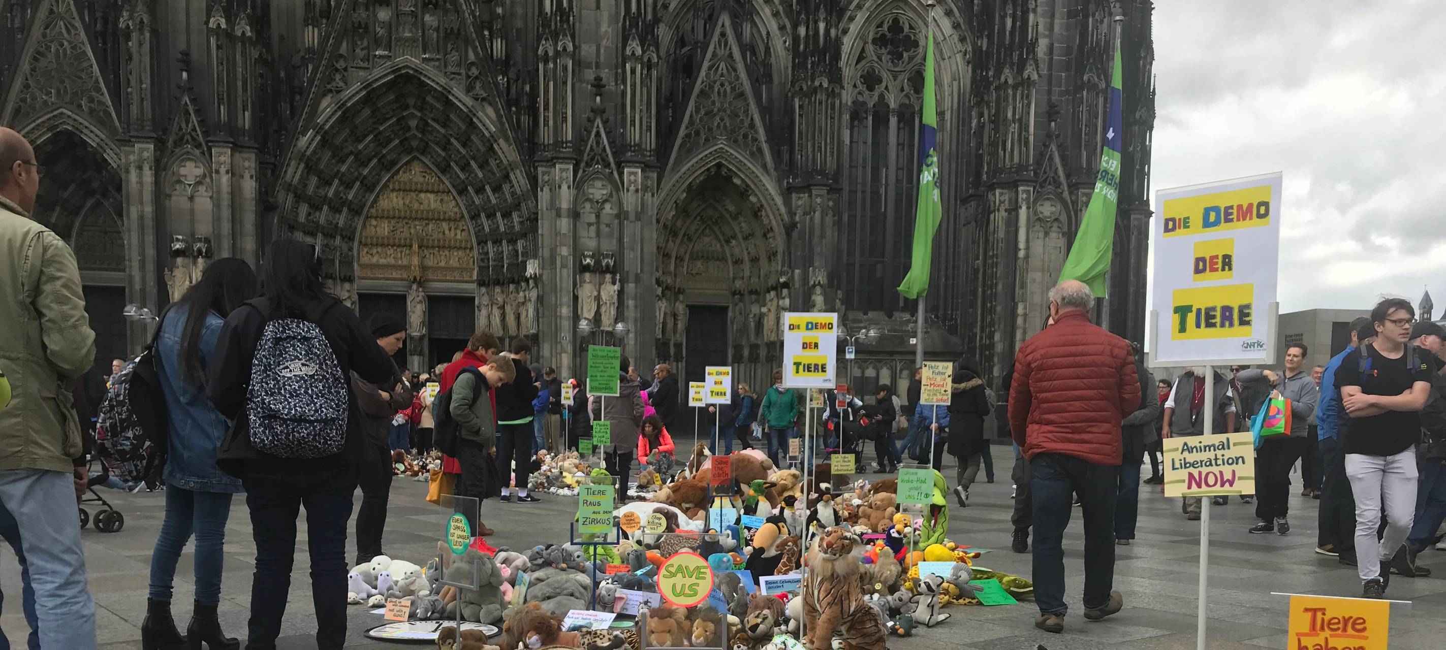 Tierschutzdemo vor dem Kölner Dom