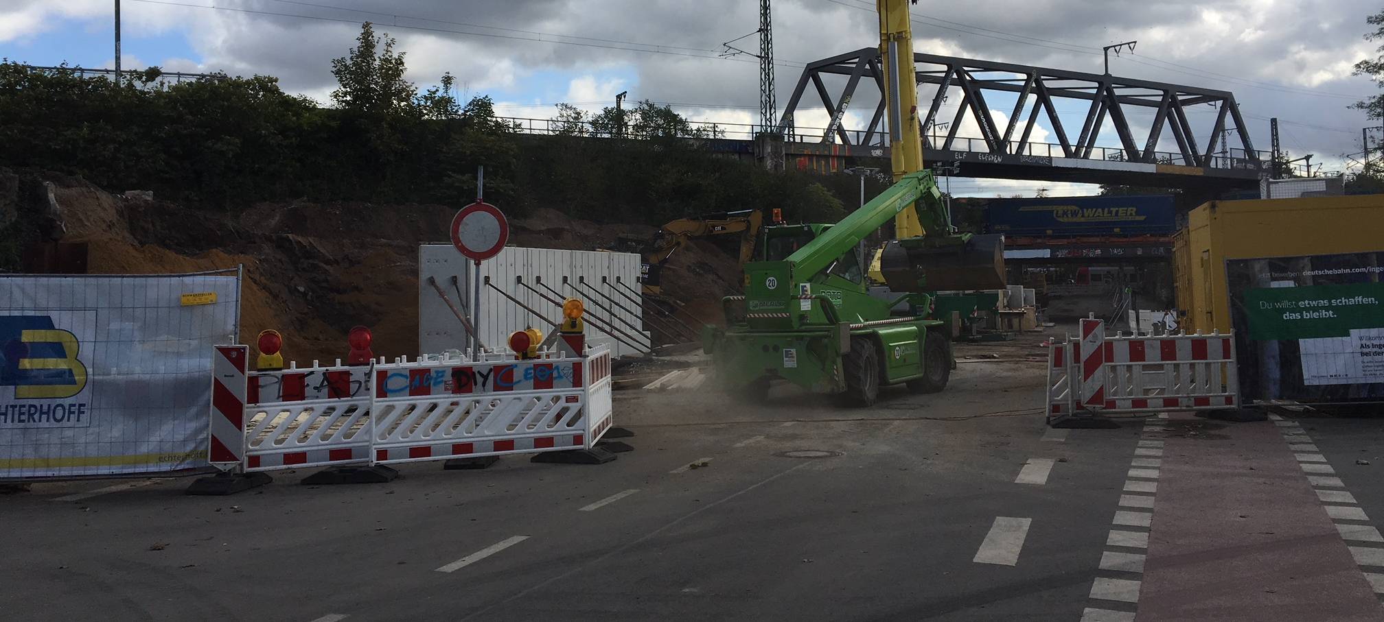 Sperrung für PKW und Bahnlinien