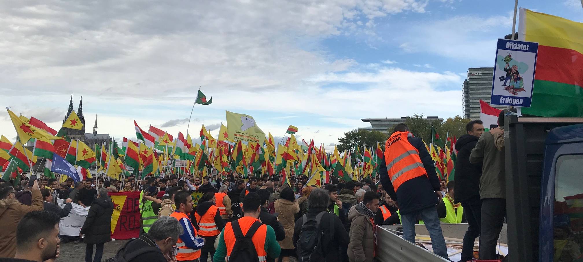 Rund 10.000 Kurden setzten Zeichen gegen Militäroffensive