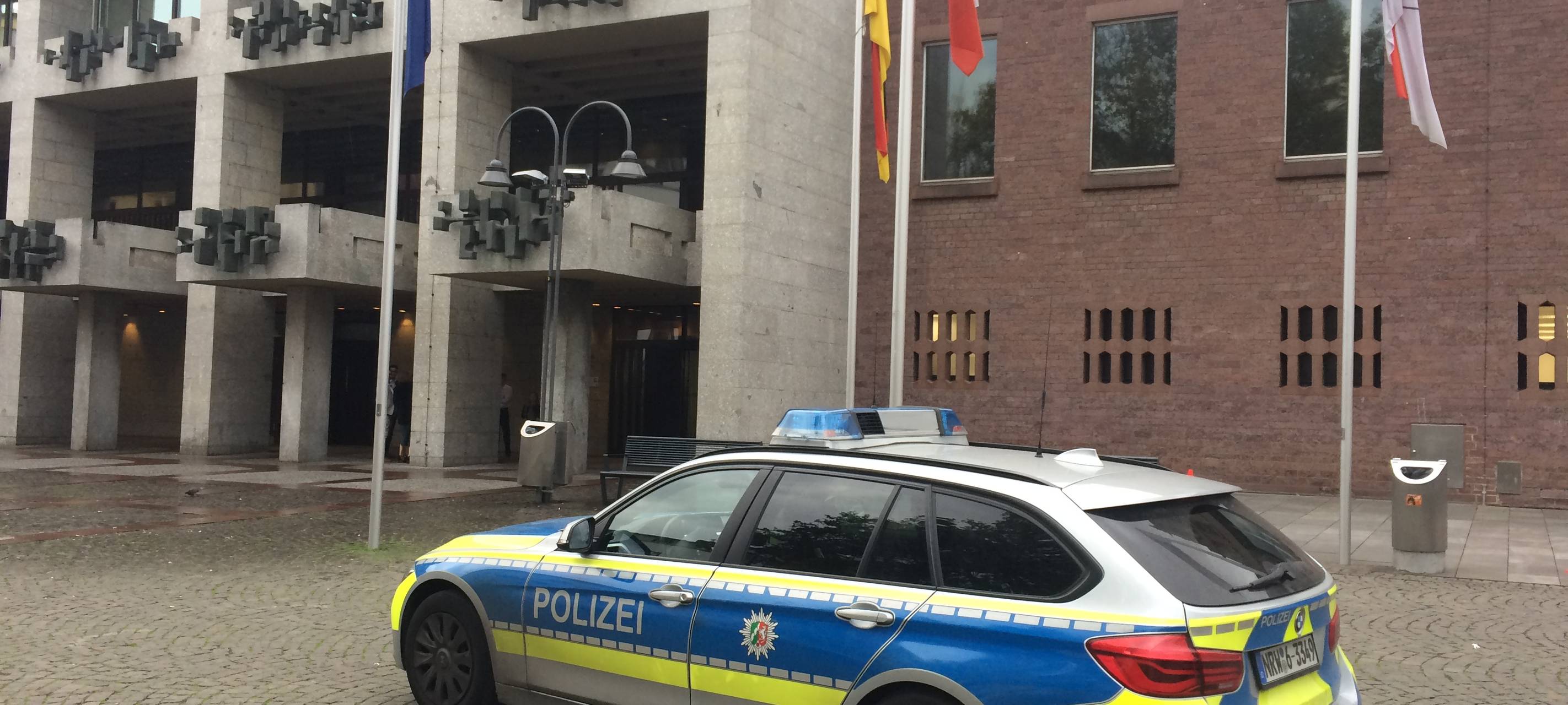 Polizeiauto vor dem Kölner Rathaus