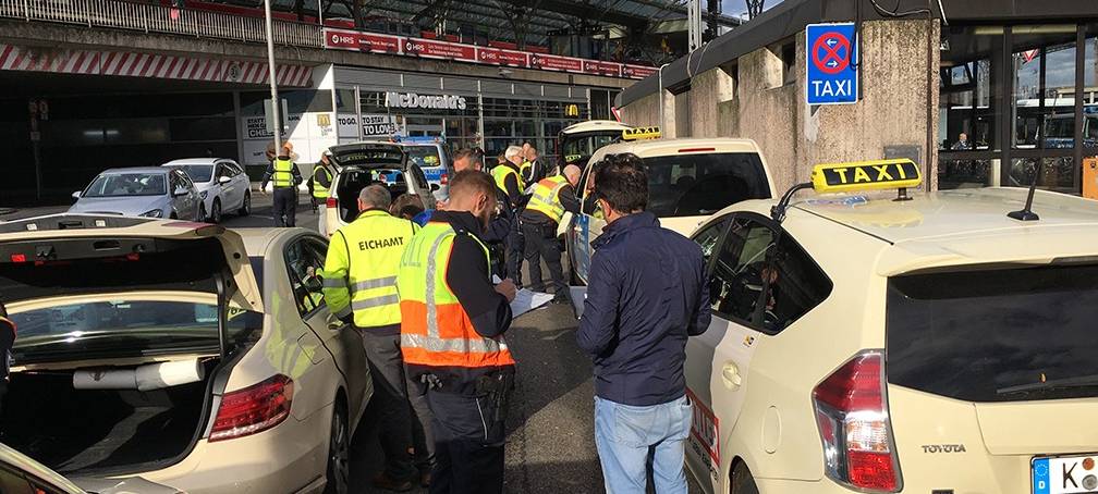 Taxis und Mietwagen vor Hauptbahnhof überprüft