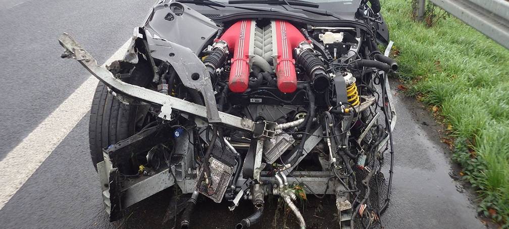 Ferrari-Fahrer verliert Kontrolle über seinen Wagen