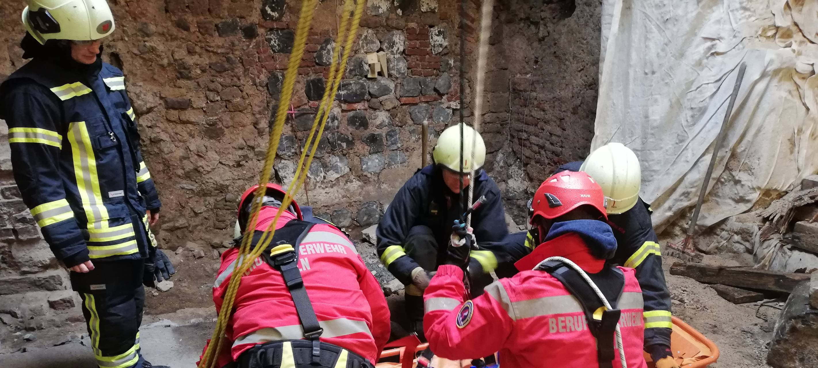 Höhenretter unter der Stadt: Kölner Feuerwehr übt Rettungseinsatz unter der Erde