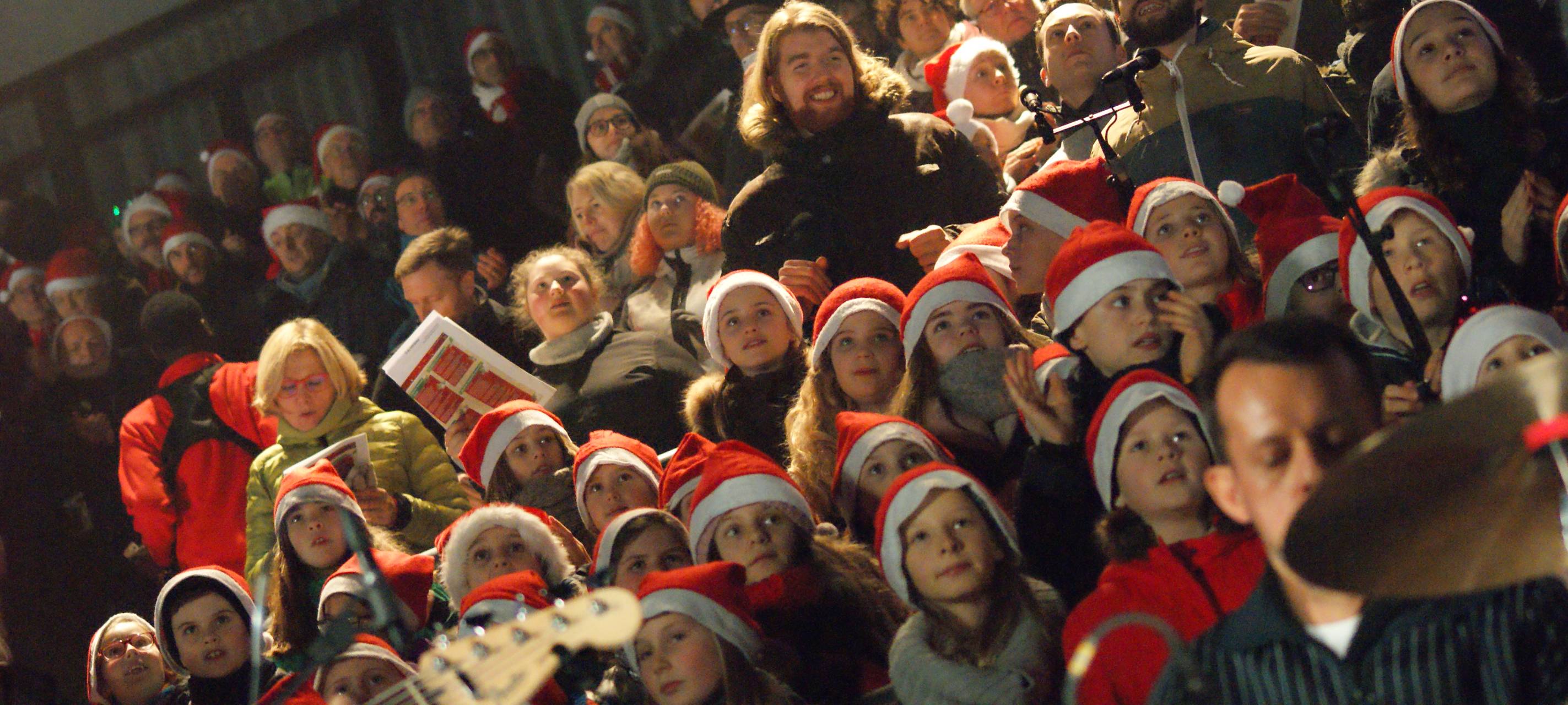 Weihnachtslieder aus fast 50.000 Kehlen