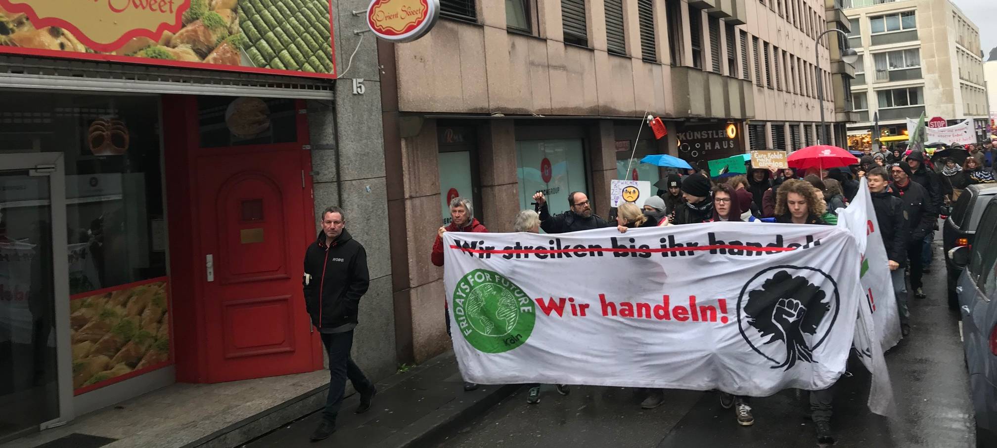 Jung und Alt demonstrieren für Klimaschutz und gegen Rechts