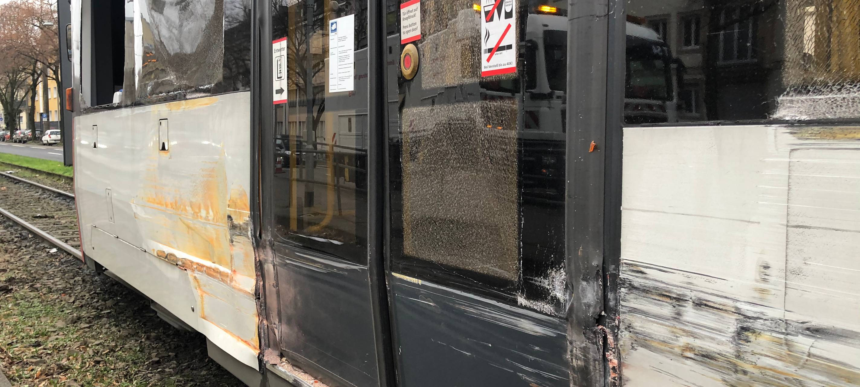 KVB-Bahn auf Aachener Str./Gürtel entgleist