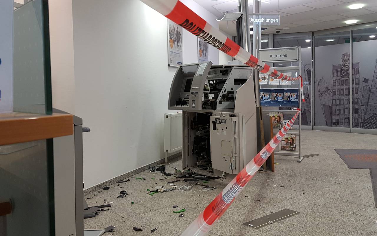 Maskierte Manner Sprengen Geldautomaten In Bruck Radio Koln