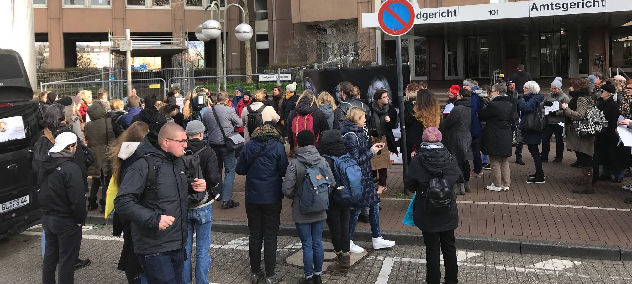 Protest nach Gerichtsurteil gegen mutmaßlichen Grabscher