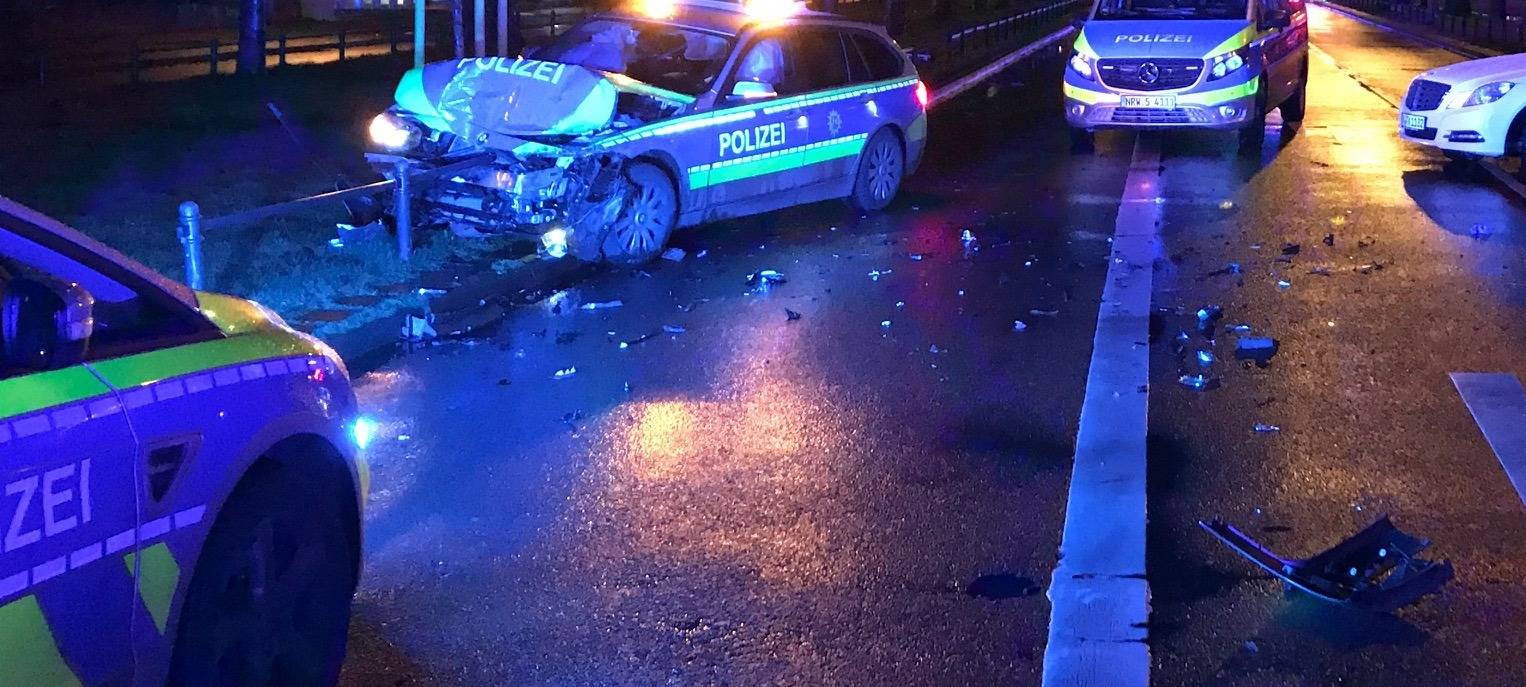 Streifenwagen prallt gegen Betonwand