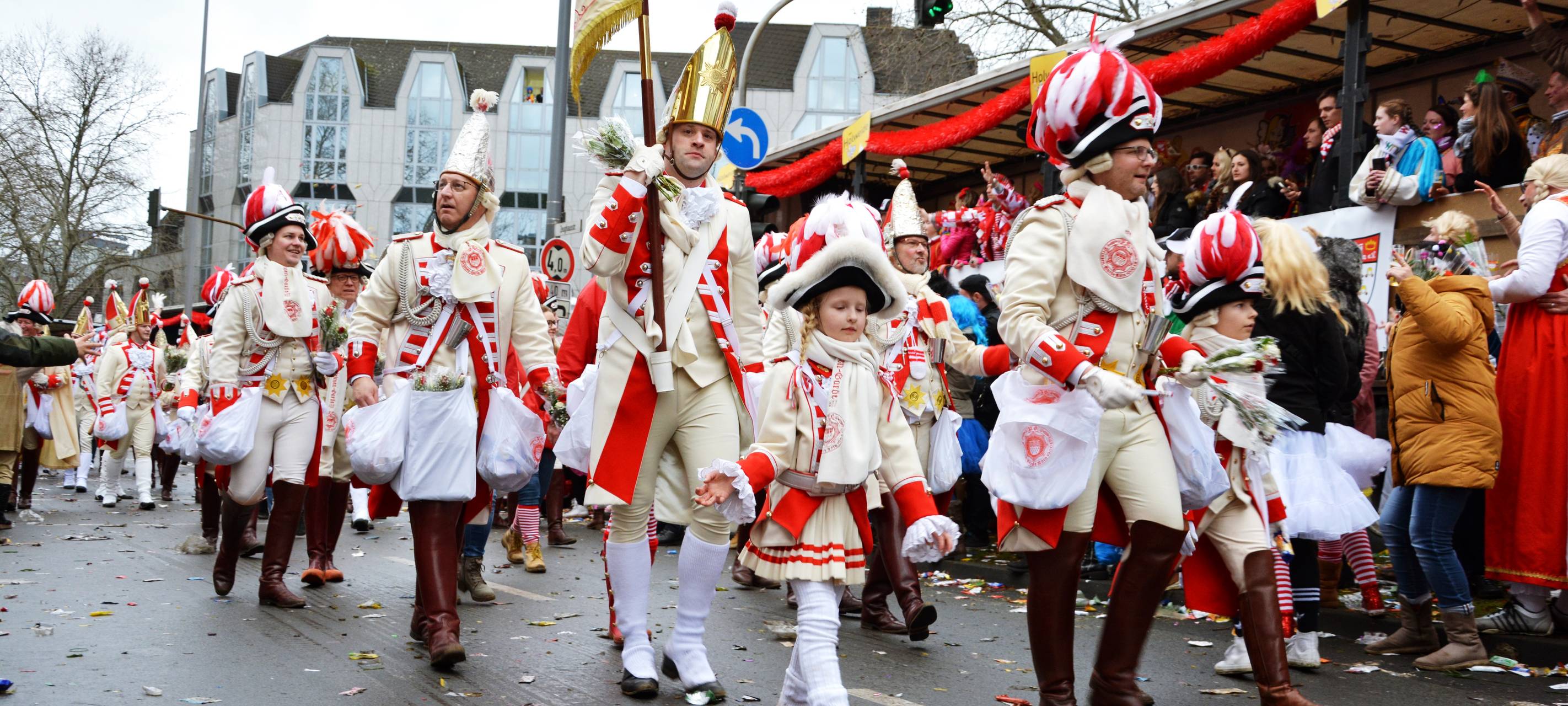 Rosenmontagszug kommt auf die 'Schäl Sick'