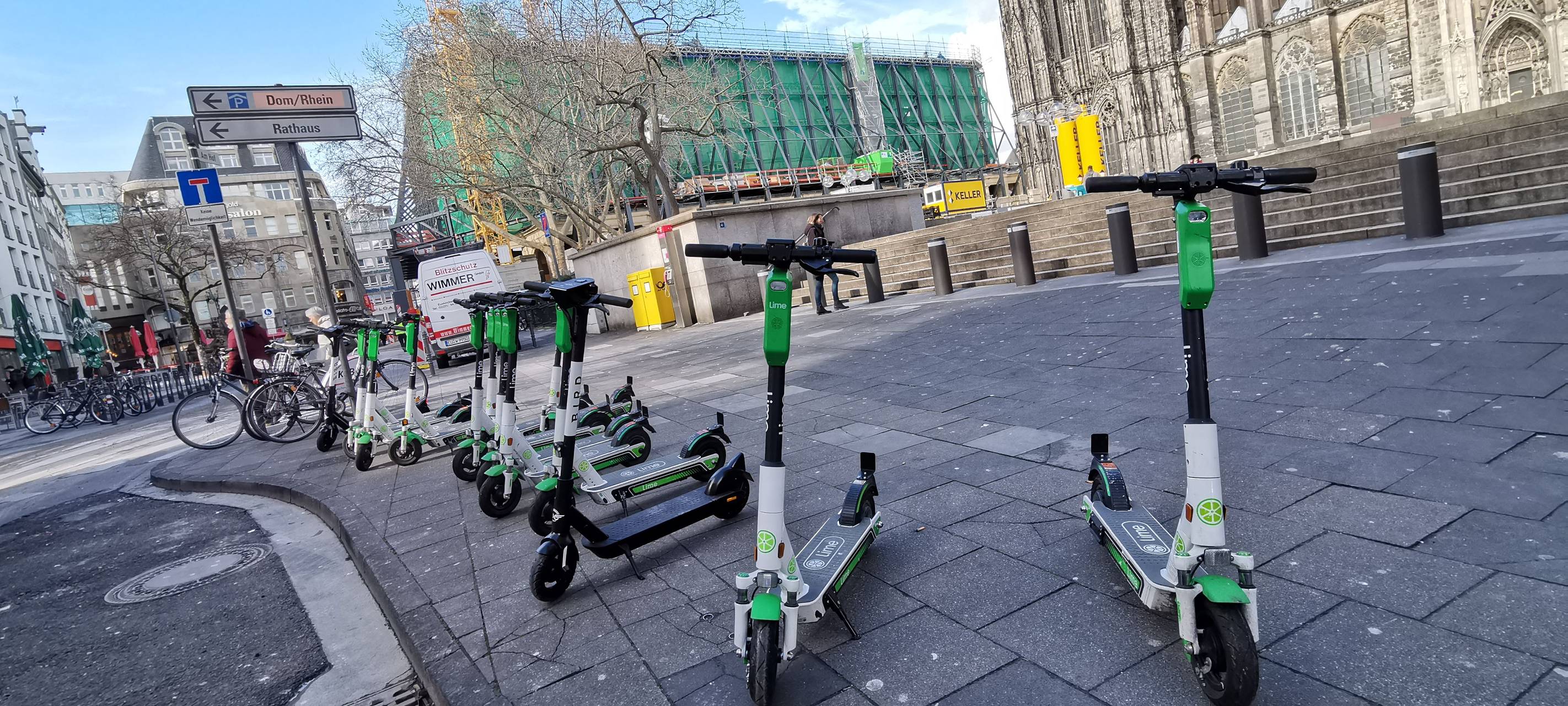 Zwei Schwerverletzte nach E-Scooter-Unfällen