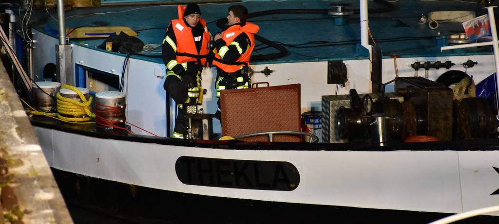 Kölner Feuerwehr rettet Frachter nach Zusammenstoß mit Mole