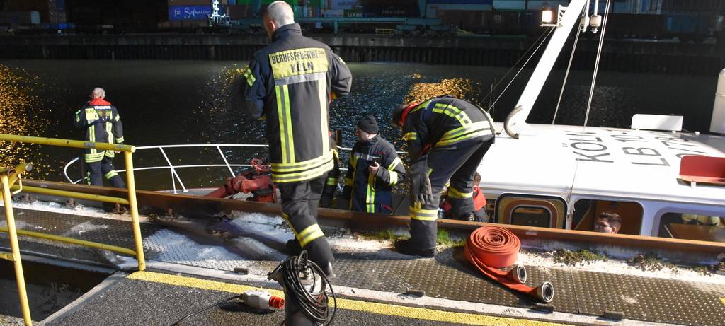 Schiff am Niehler Hafen fast gesunken