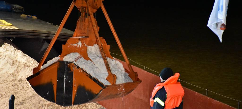 Kölner Feuerwehr rettet Frachter nach Zusammenstoß mit Mole