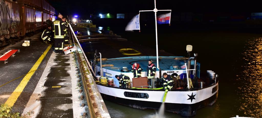 Kölner Feuerwehr rettet Frachter nach Zusammenstoß mit Mole