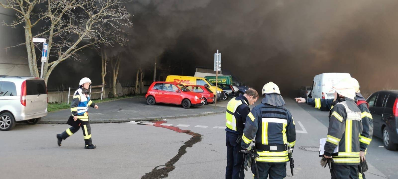 Riesige Rauchwolke verdunkelt Meschenich
