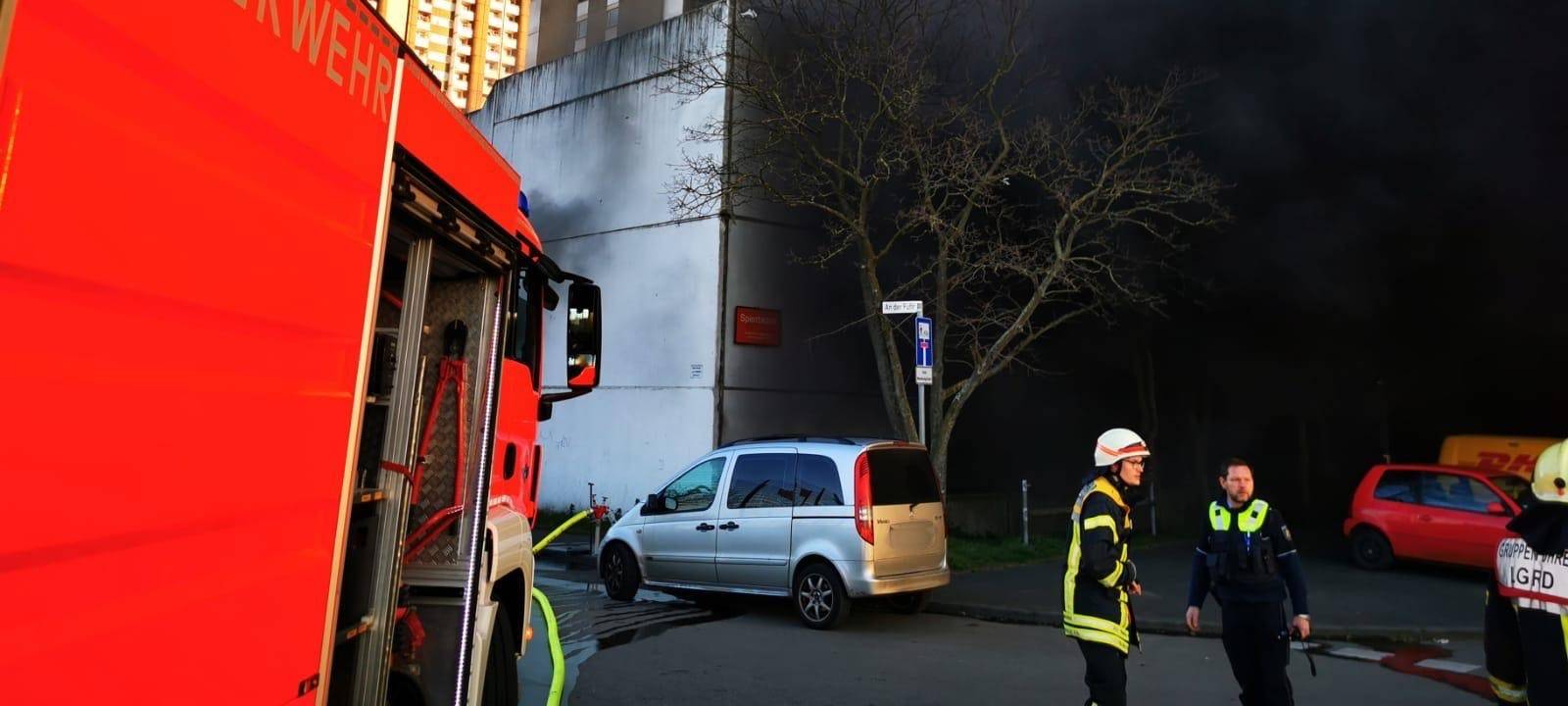 Menschen erhalten Auszeichnung für Rettungs-Aktion