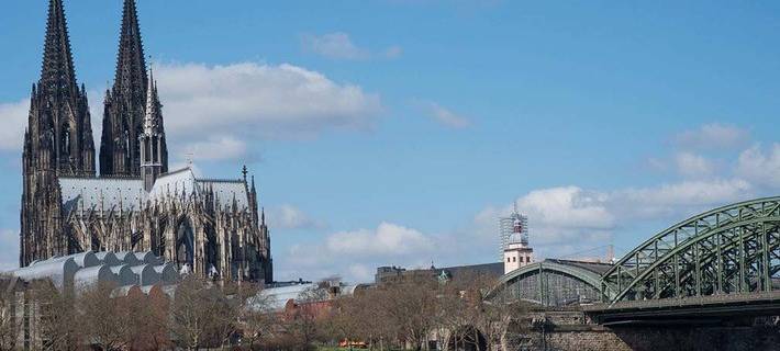 Dankes-Banner hängt unter Hohenzollernbrücke
