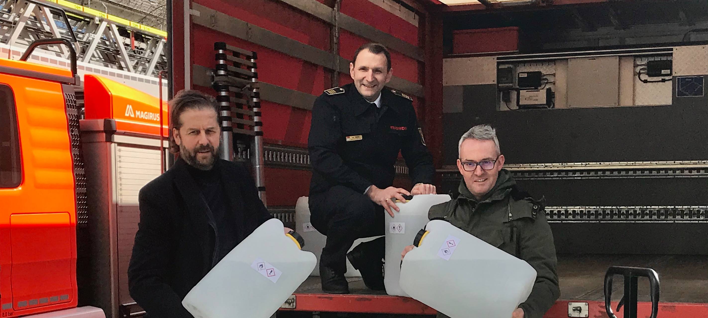 FC übergibt Desinfektionsmittel an die Kölner Feuerwehr