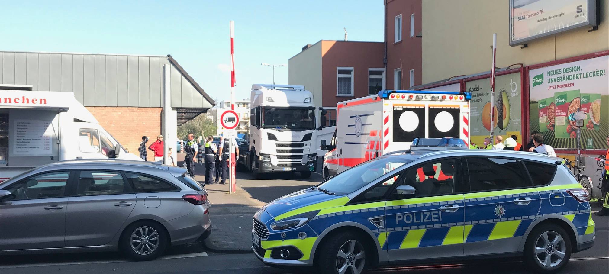Von LKW erfasst: Kleinkind erliegt schweren Verletzungen