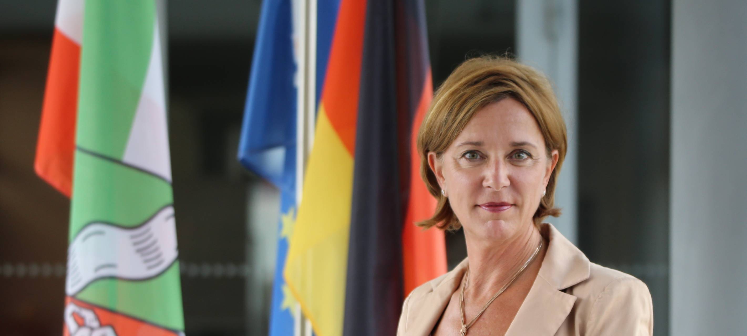 Schulministerin Yvonne Gebauer beantwortet eure Fragen zum Schulstart