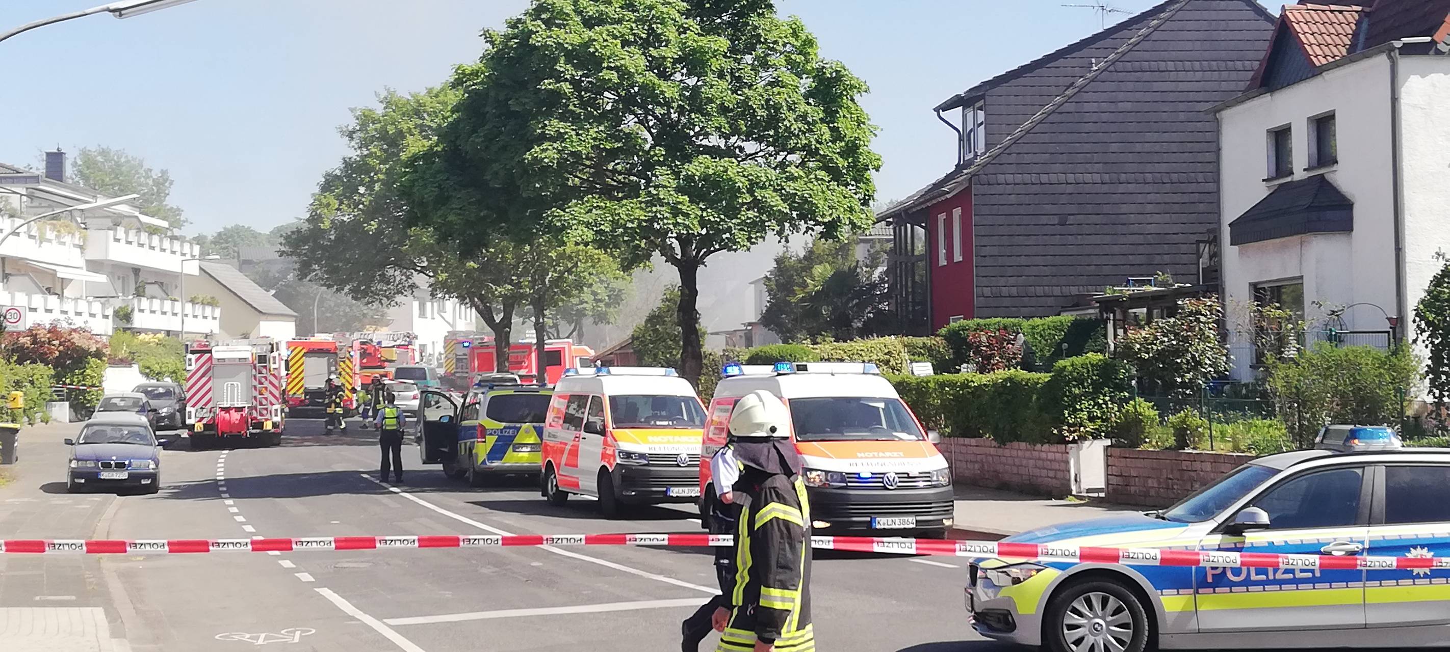 Rettungsteams bergen Leiche aus Trümmern