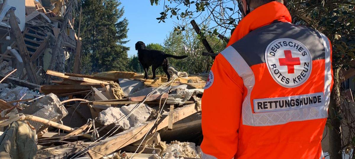 Rettungsteams bergen Leiche aus Trümmern