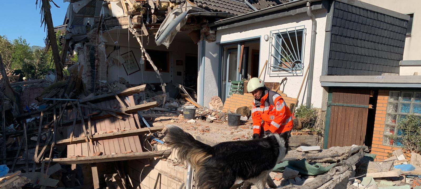 Rettungsteams bergen Leiche aus Trümmern