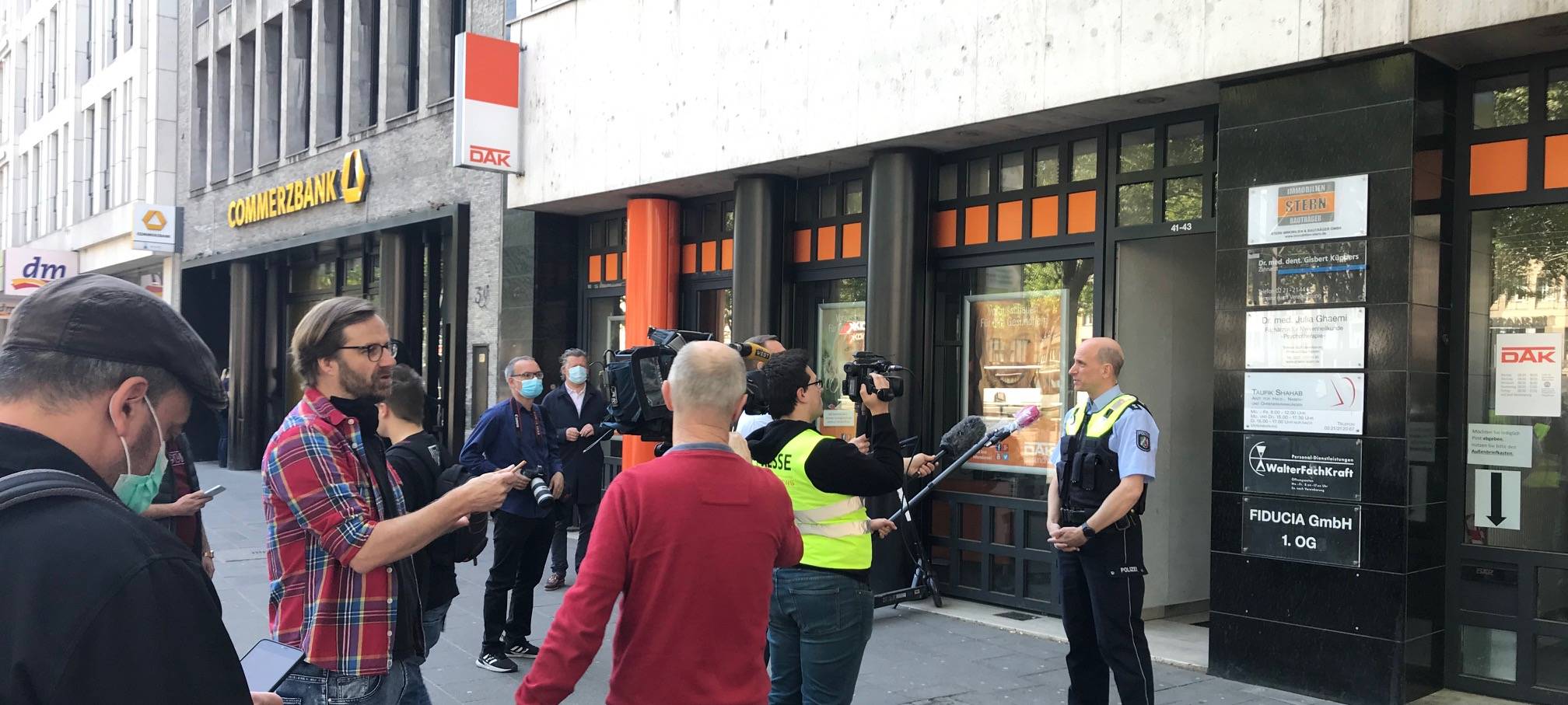 Nach Schüssen in einer Praxis: Frau in Wohnung gestellt