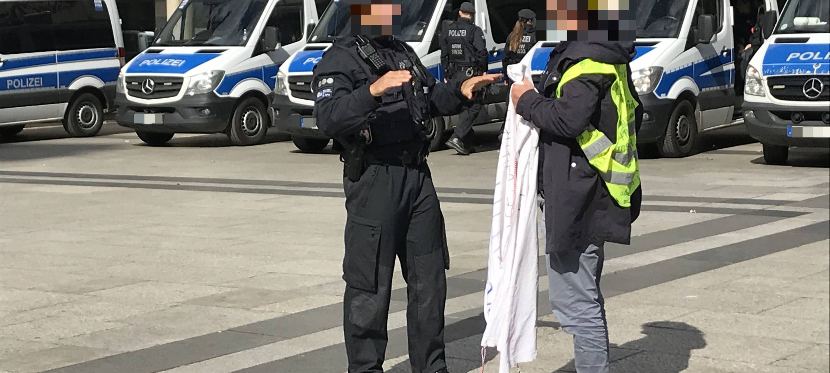 Verschwörungstheoretiker gehen auf die Straße