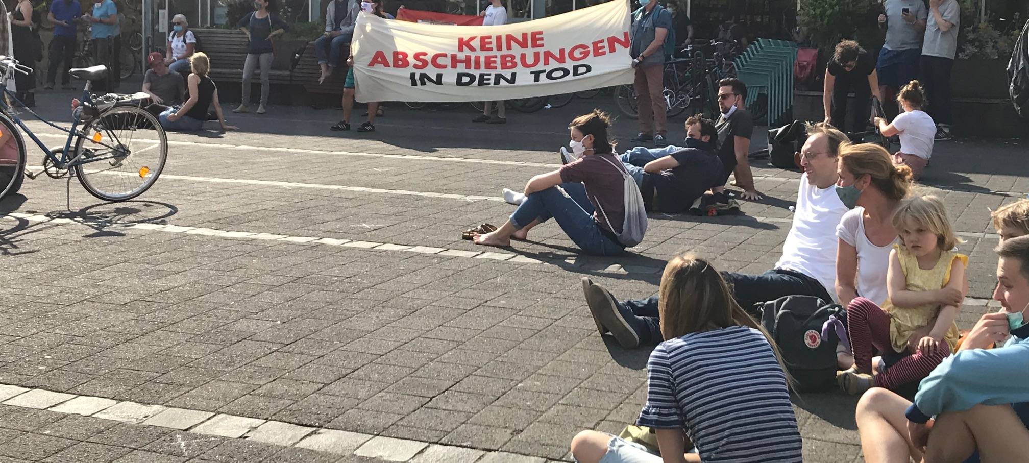 Flüchtlingsinitiativen demonstrieren gegen die Zustände in den Heimen