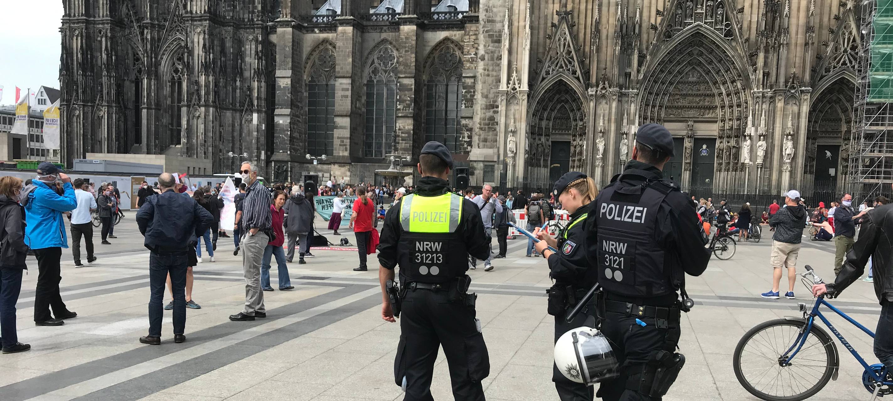Linke demonstrieren am Dom