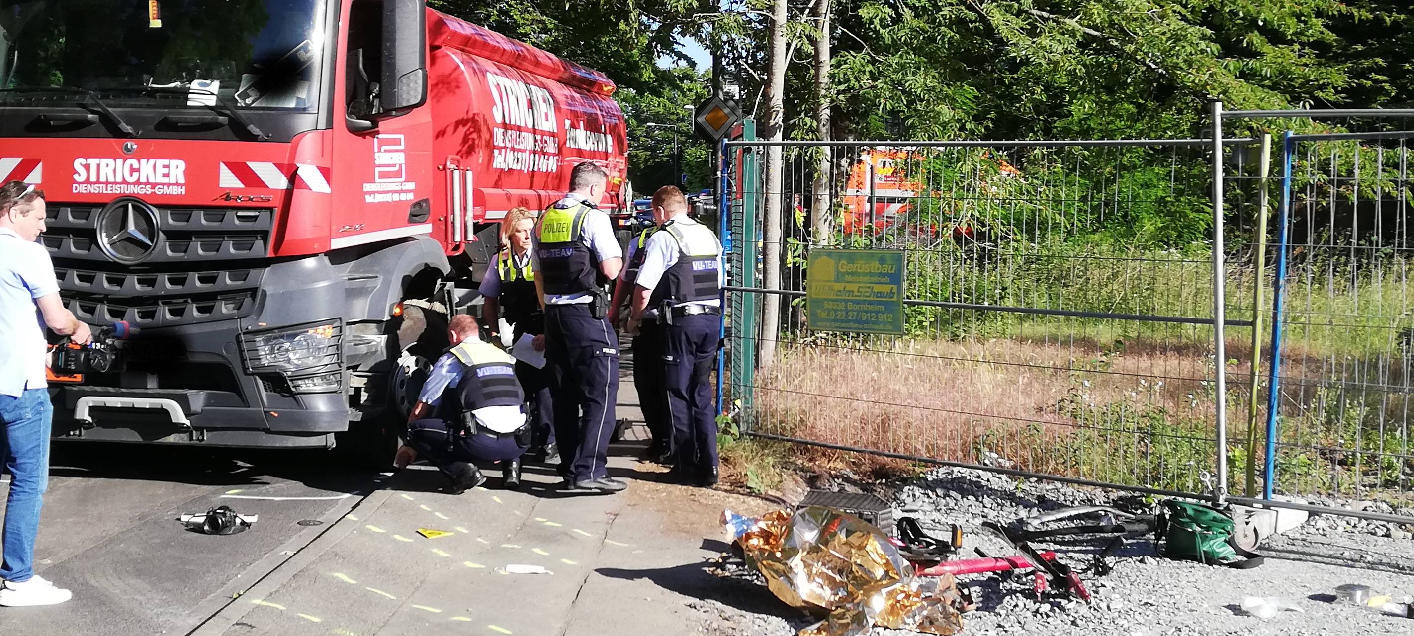 LKW-Fahrer überrollt Radfahrerin