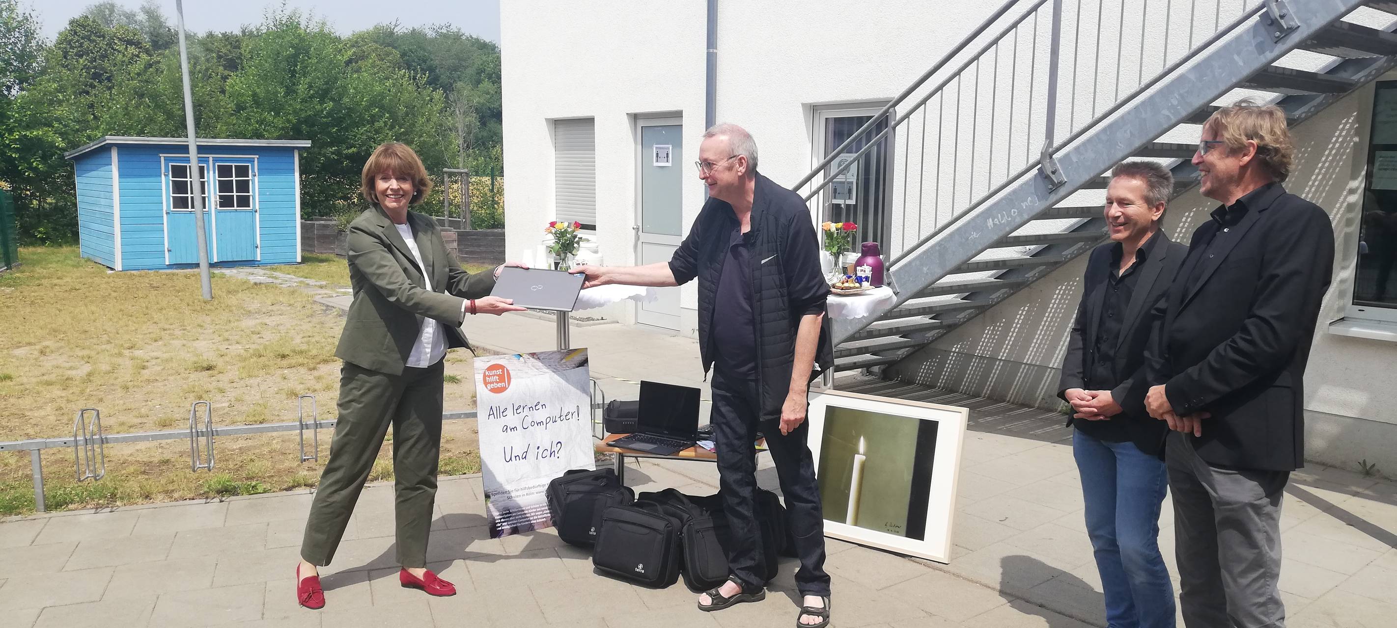 Bedürftige Schüler jetzt mit Laptops ausgestattet