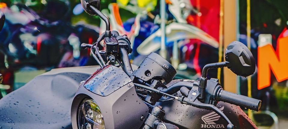 https://pixabay.com/de/photos/motorrad-fahrzeug-zweirad-transport-5195906/