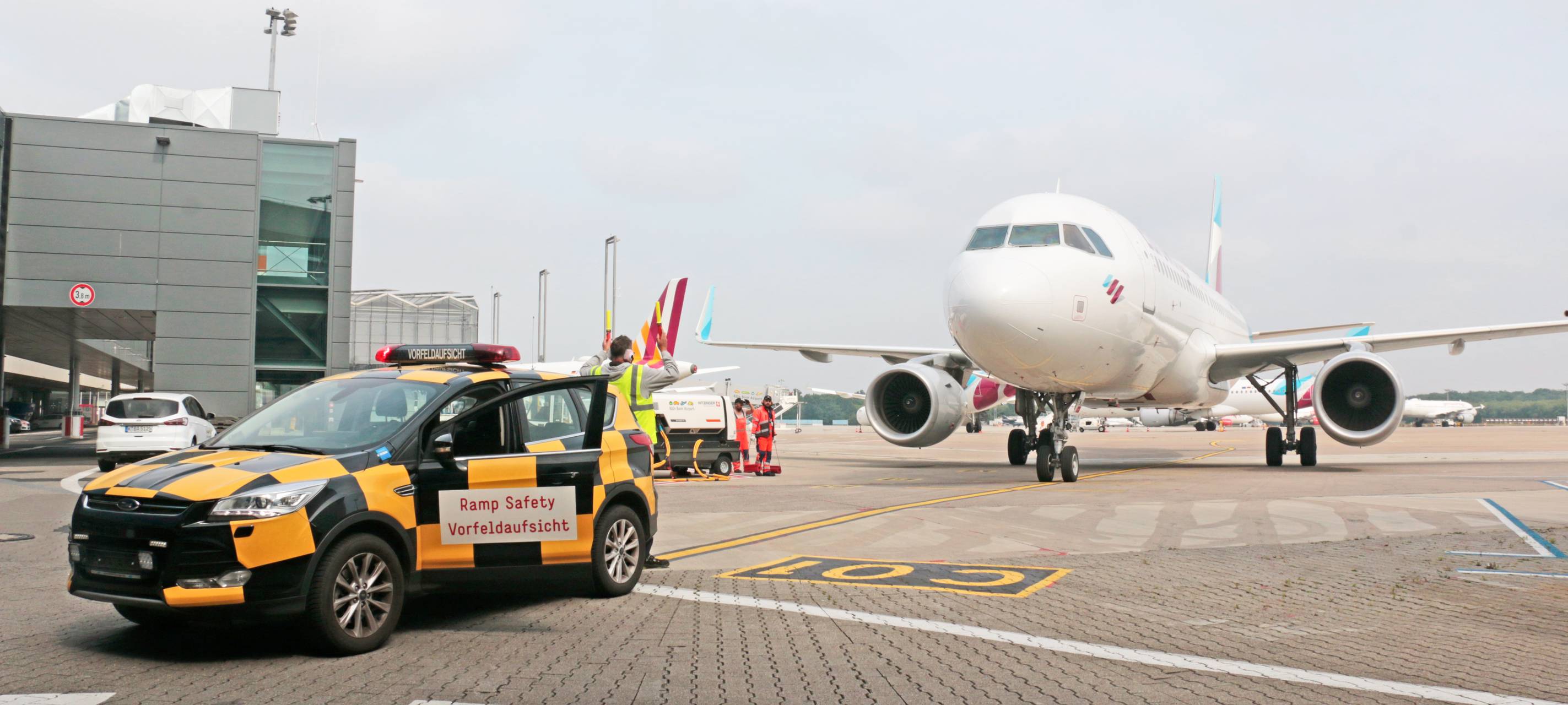 Kinder aus der Ukraine am Kölner Flughafen angekommen
