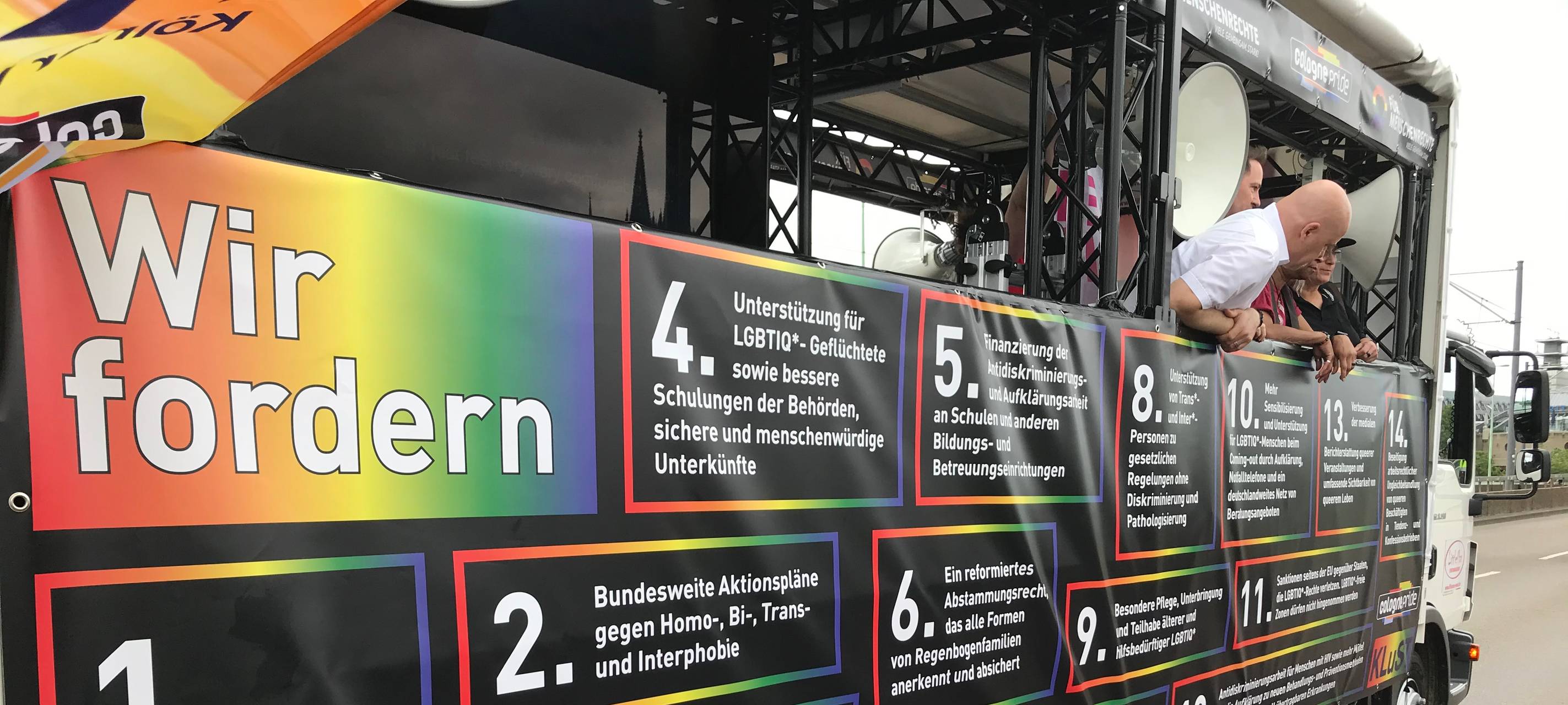 Einzelner CSD-Truck fährt durch Köln
