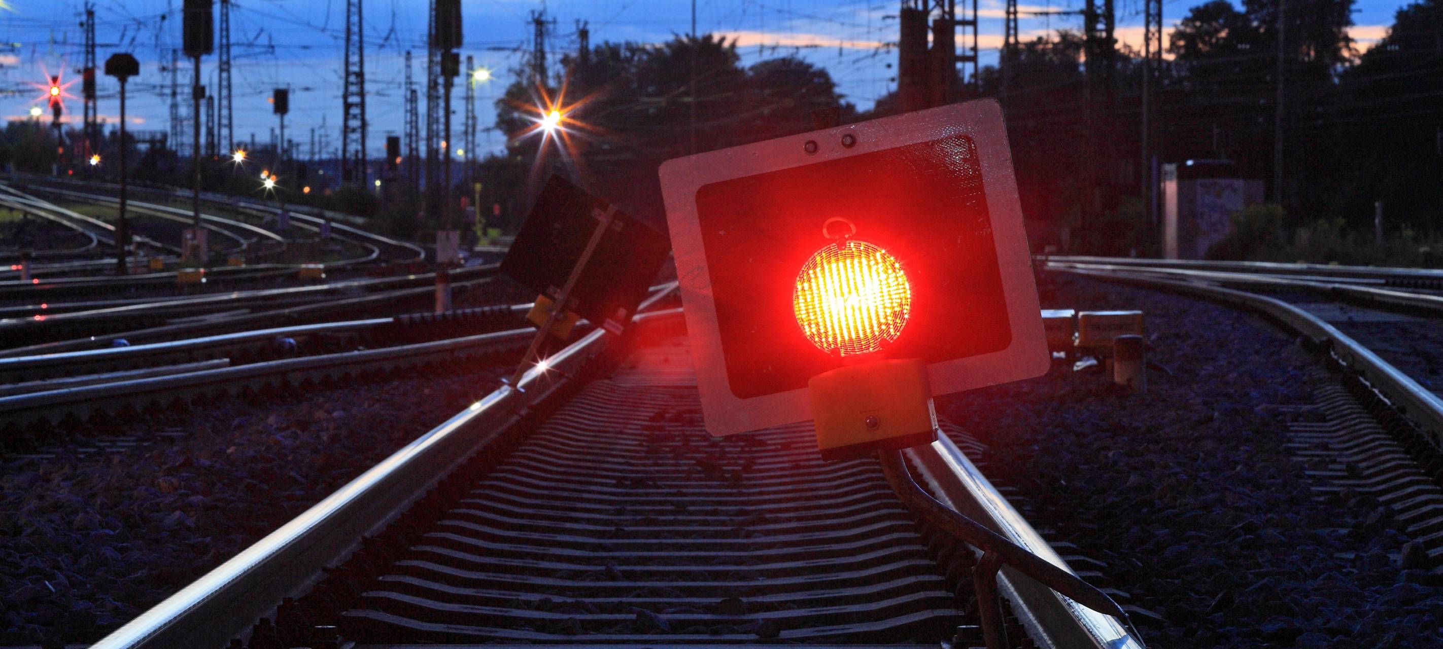 Bahn lässt von Flut betroffene Züge nach Köln abschleppen