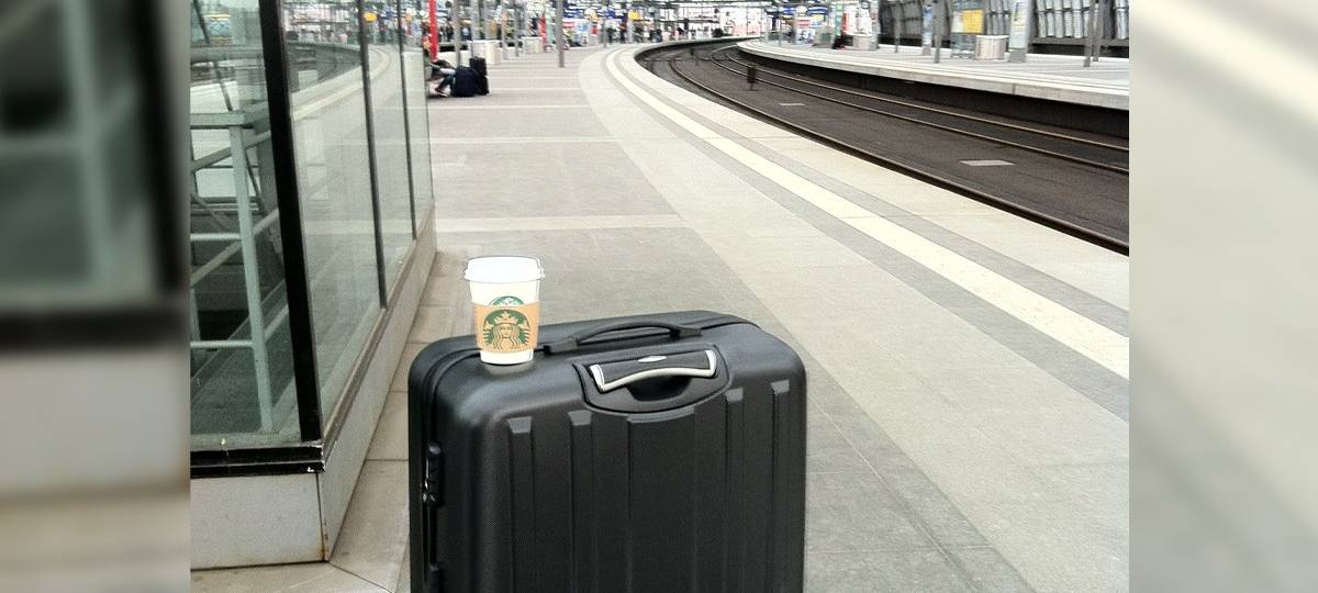 Jugendliche klauen älterer Frau ihren Koffer