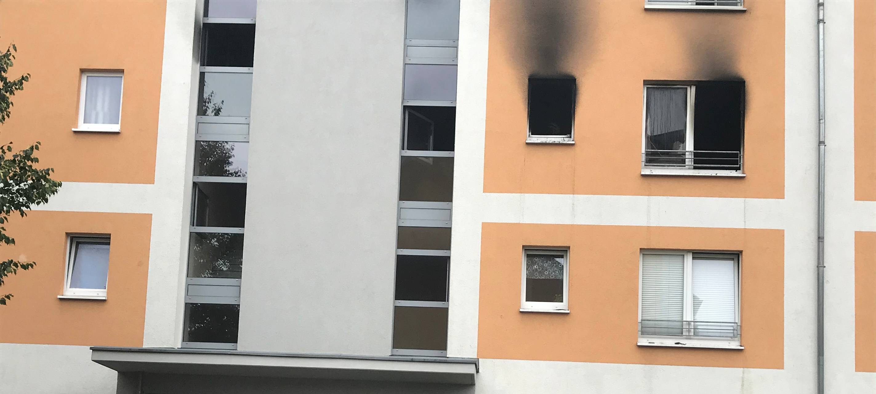 Feuer in Vingst: Frau nach Sprung schwer verletzt