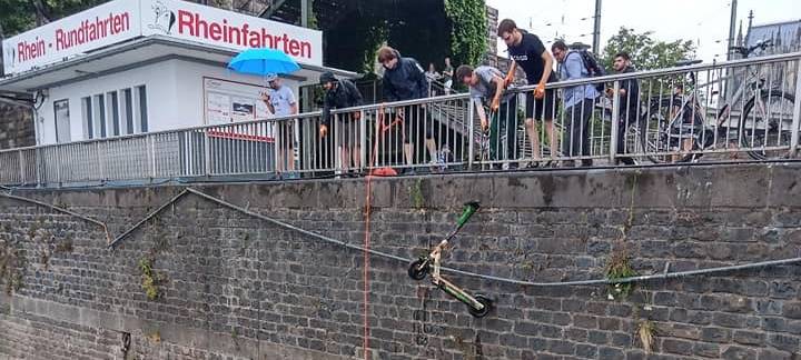 Verein fischt viele E-Scooter aus dem Rhein