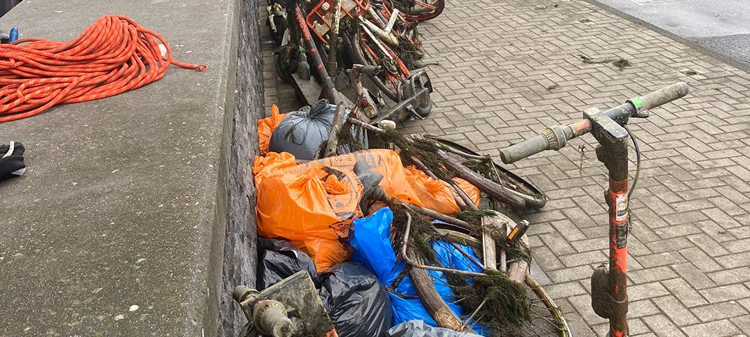Verein fischt viele E-Scooter aus dem Rhein