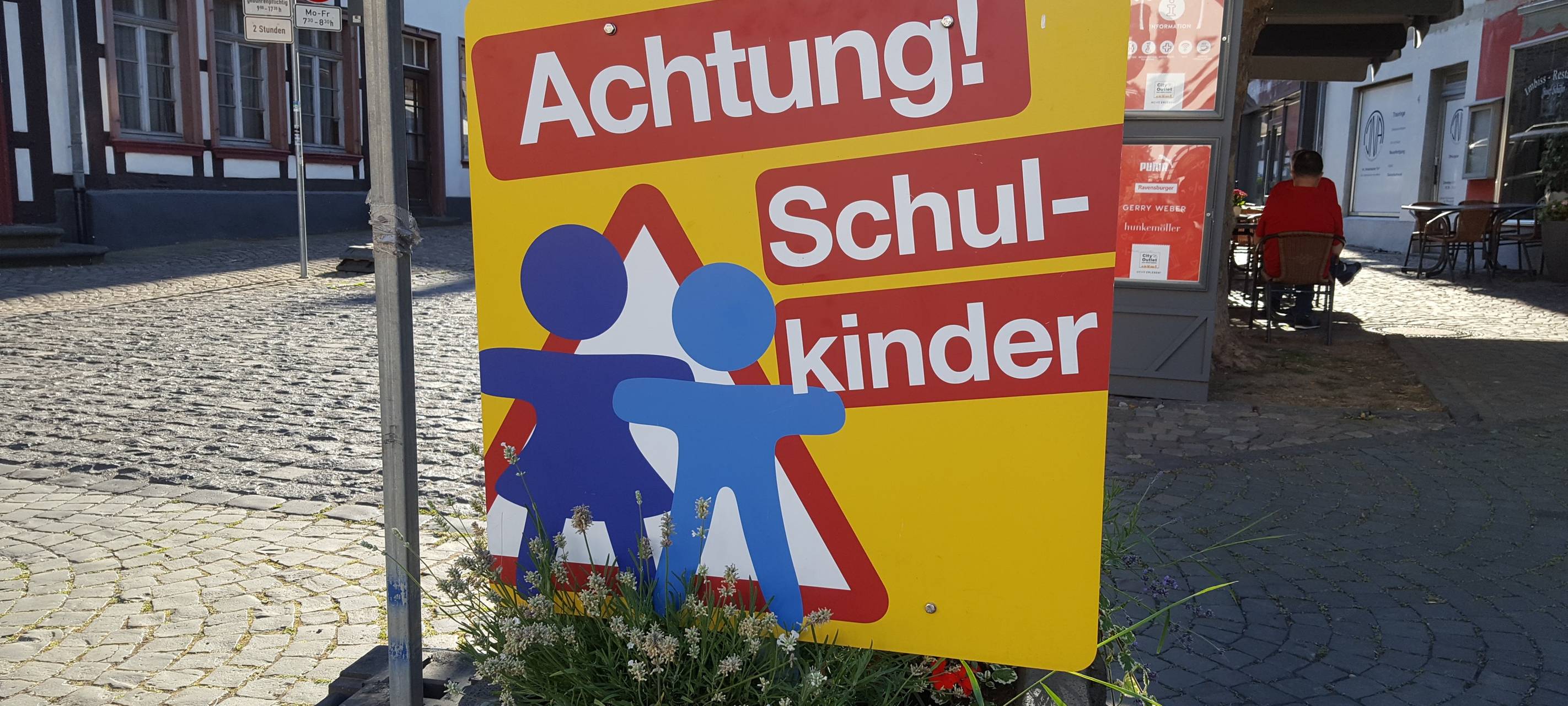 Grundschule setzt Zeichen für sicheren Schulweg