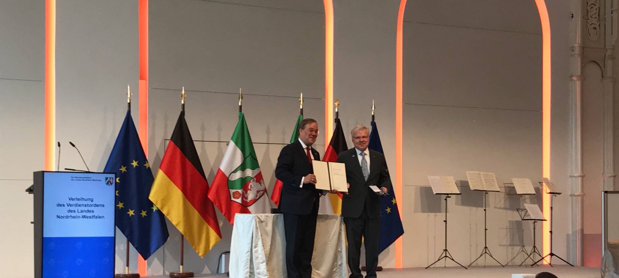 Laschet überreicht Landesverdienstorden