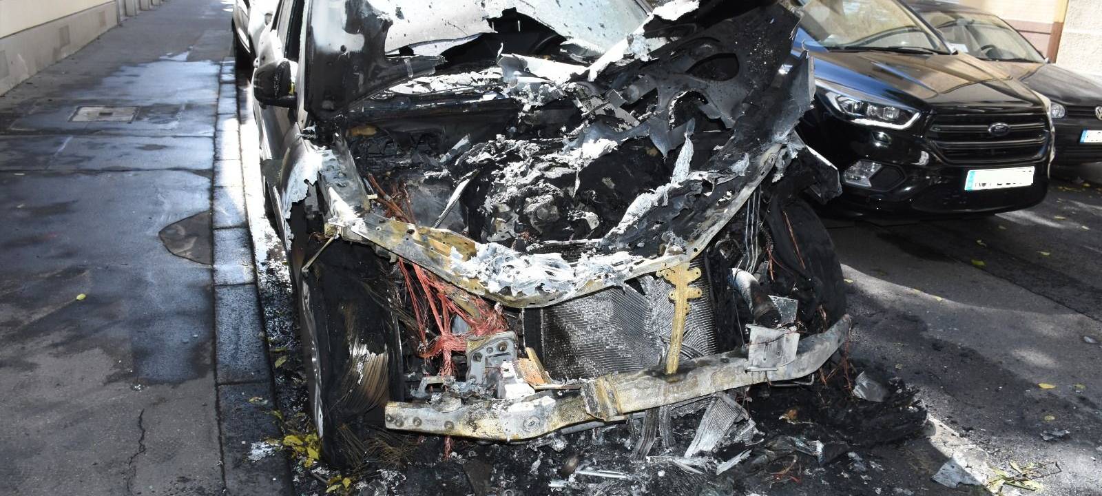 Jugendliche zündet Polizeiautos an
