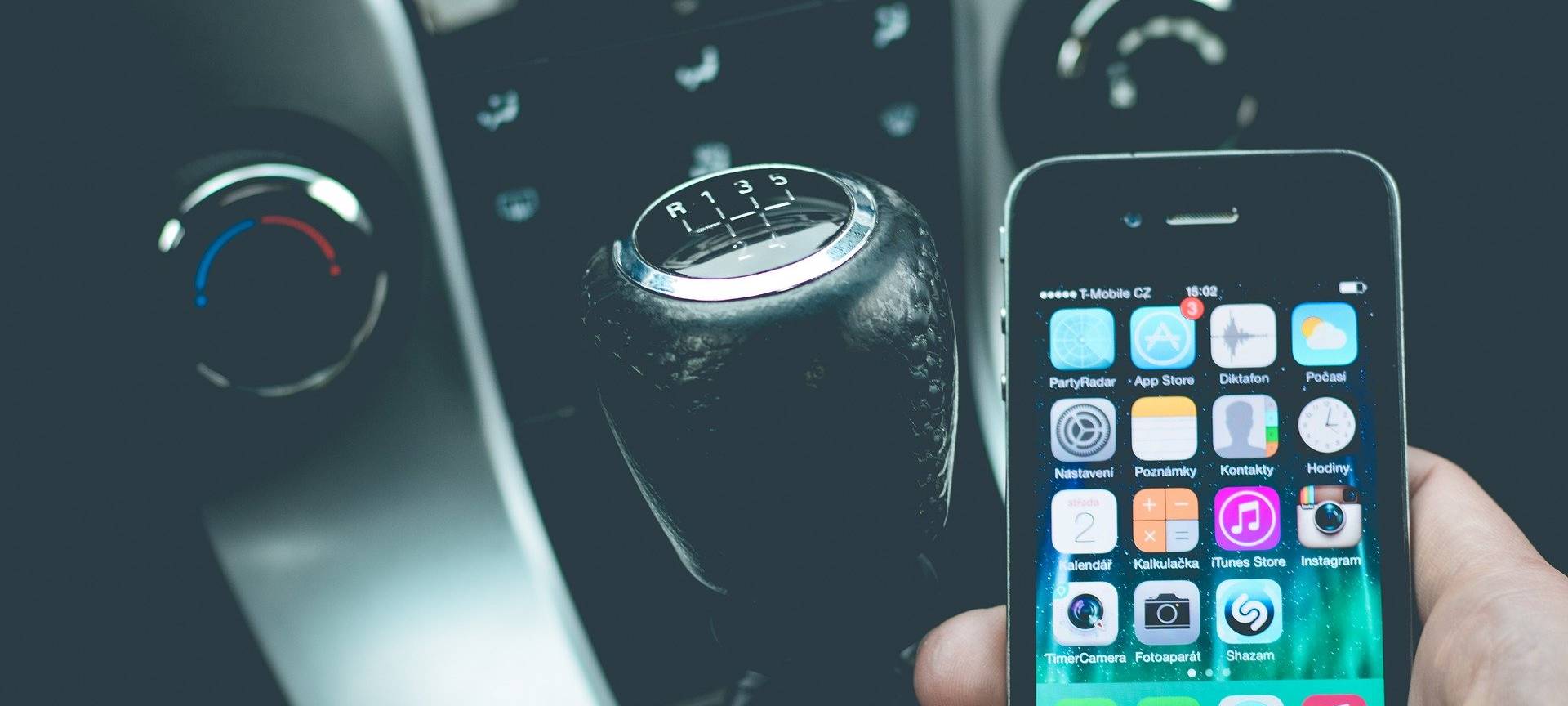 Zu Viele schauen im Verkehr auf das Handy