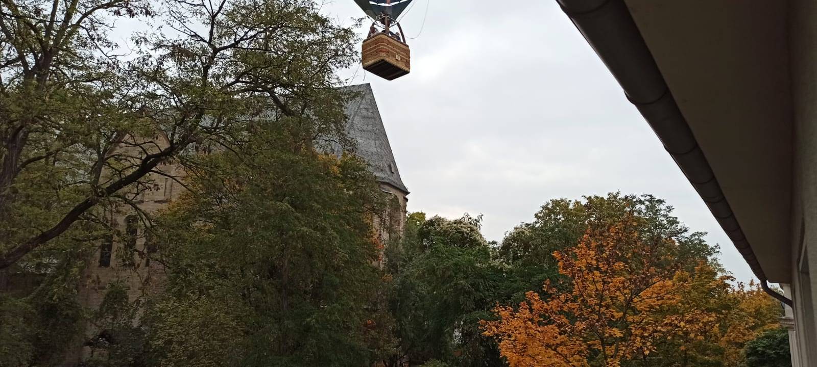Heißluftballon stürzt beinahe über Köln ab